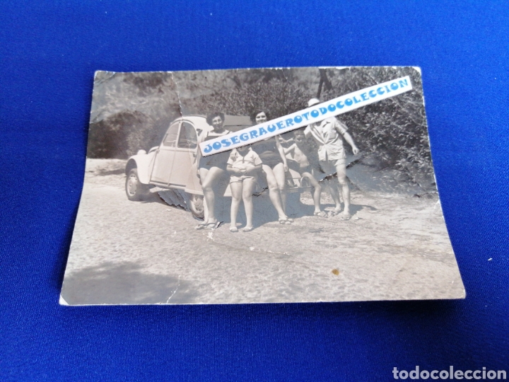 Fotografia antiga: CITTROEN 2CV CON MODELOS FOTOGRAF&Iacute;A ANTIGUA a&ntilde;o 1966