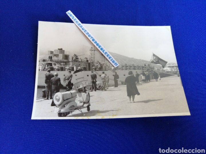 Fotograf&iacute;a antigua: BARCO MILITAR CON BANDERA AGUILA DE SAN JUAN - MOTO VESPA FOTOGRAF&Iacute;A ANTIGUA