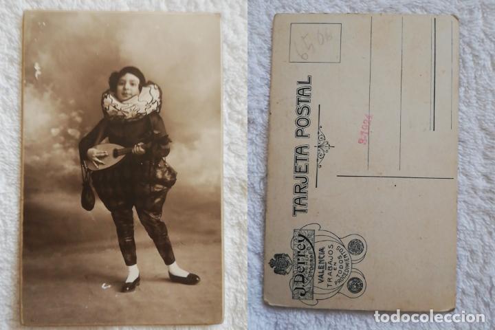 Fotograf&iacute;a antigua: ANTIGUA FOTOGRAF&Iacute;A / OLD PICTURE/ CARTE DE VISITE: NI&Ntilde;A DISFRAZ DE PIERROT CON LA&Uacute;D. 1900 J DERREY
