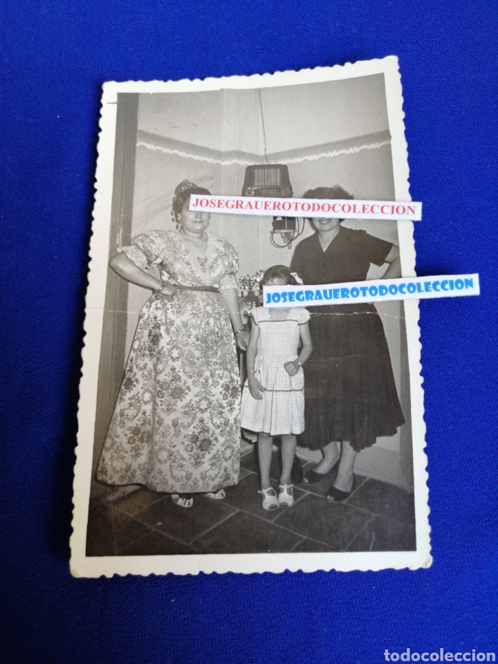 Alte Fotografie: VALENCIANA CON TRAJE REGIONAL POSANDO CON MODELOS FOTOGRAF&Iacute;A ANTIGUA