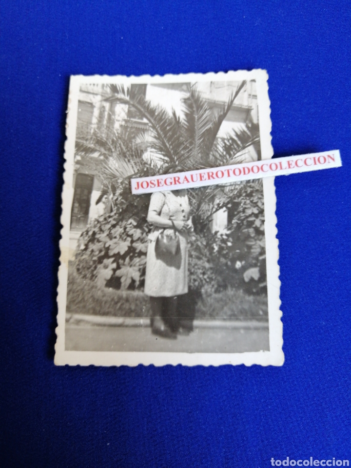 Fotografia antiga: GUADASUAR MODELO CON BOLSO POSANDO A&Ntilde;O 1952 FOTOGRAF&Iacute;A ANTIGUA