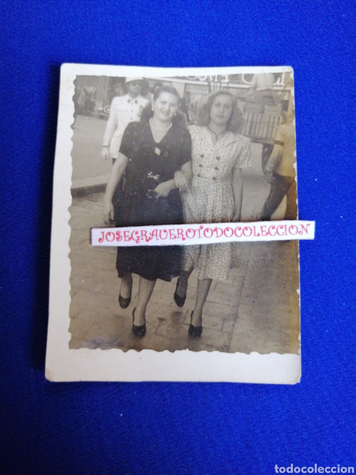 Fotografia antica: MUJERES MODELOS CON POLIC&Iacute;A URBANO FOTOGRAF&Iacute;A ANTIGUA