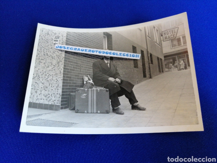 Fotograf&iacute;a antigua: MALETA CON MODELO POSANDO EMIGRACION ESPA&Ntilde;OLA SIGLO PASADO FOTOGRAF&Iacute;A ANTIGUA