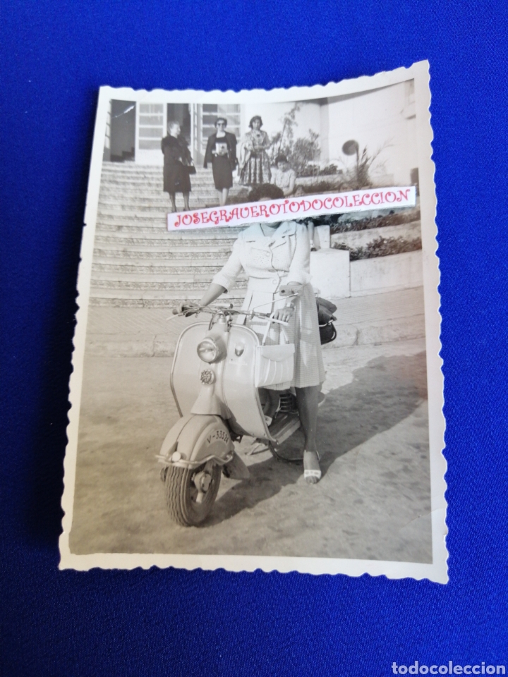 Photographie ancienne: VESPA CON MODELO FOTOGRAF&Iacute;A ANTIGUA