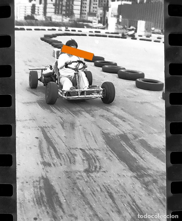 Antique Photography: Antiguo negativo o clich&eacute; de fotograf&iacute;a. Ni&ntilde;o conduciendo un coche kart. A&ntilde;os 60.