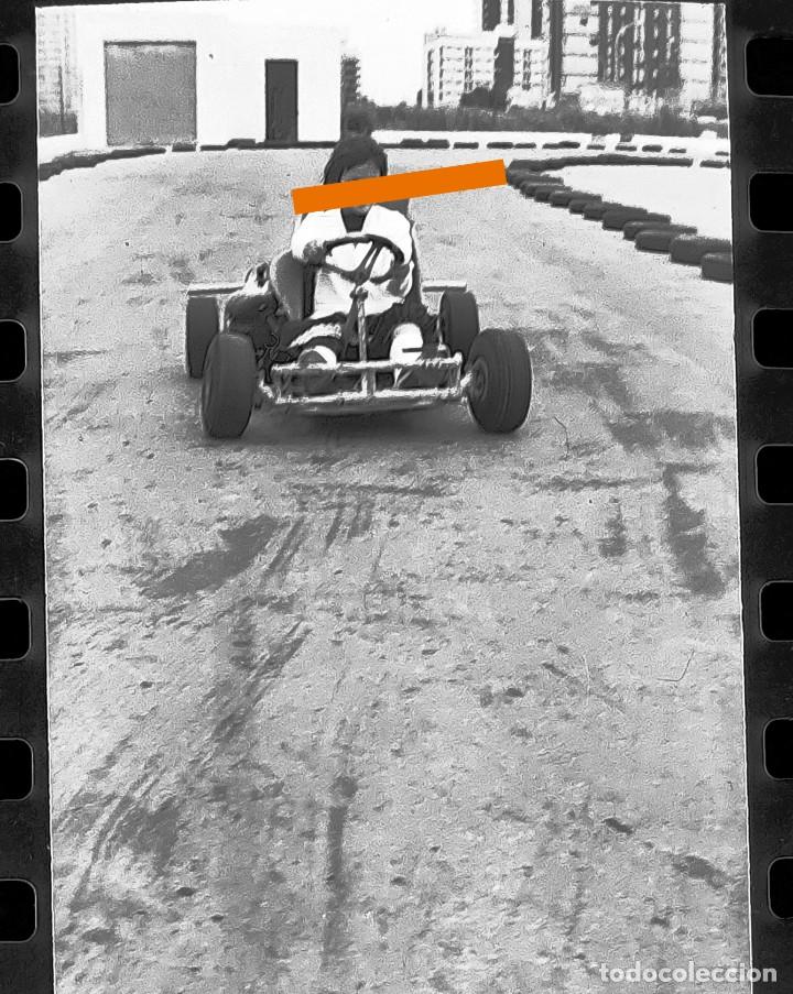 Fotografia antica: Antiguo negativo o clich&eacute; de fotograf&iacute;a. Ni&ntilde;a conduciendo un coche kart. A&ntilde;os 60.