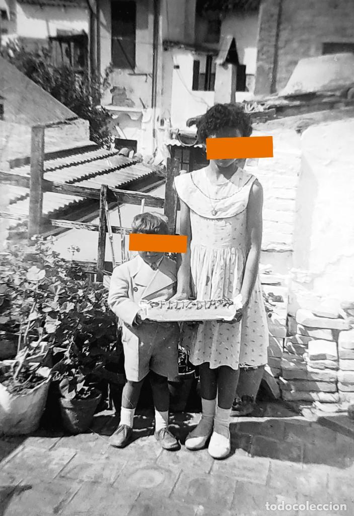 Photographie ancienne: Antiguo negativo o clich&eacute; de fotograf&iacute;a. Ni&ntilde;o y ni&ntilde;a con la tarta. A&ntilde;os 40/50.