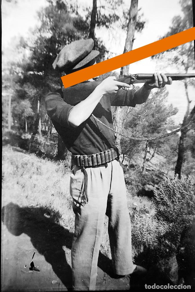 Fotografia antica: Antiguo negativo o clich&eacute; de fotograf&iacute;a. Cazador con la escopeta. A&ntilde;os 40/50.