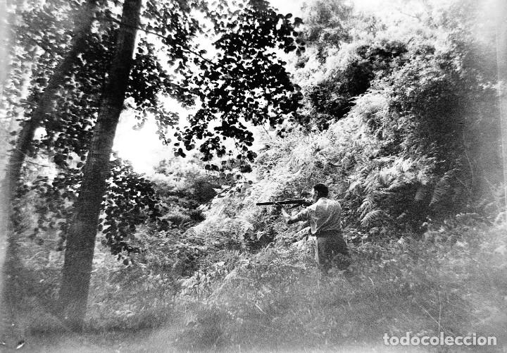 Photographie ancienne: antiguo negativo de fotograf&iacute;a. Cazador con la escopeta.