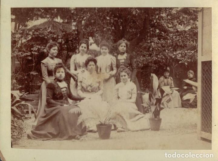 Fotografia antica: Retrato Grupo de Mujeres en el jard&iacute;n de una casa. Alb&uacute;mina sobre soporte r&iacute;gido
