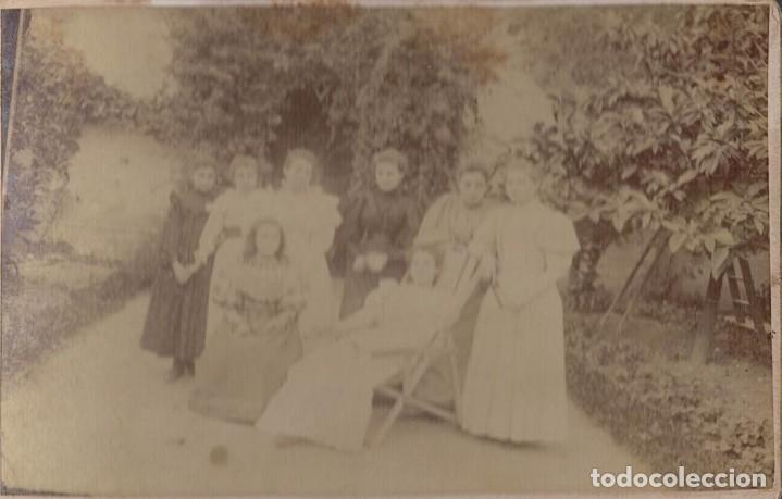 Fotografia antica: Retrato Grupo de Mujeres en el jard&iacute;n de una casa o parque. Alb&uacute;mina sobre soporte r&iacute;gido blanco