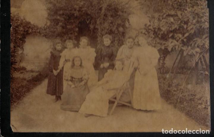 Antique Photography: Retrato Grupo de Mujeres en el jard&iacute;n de una casa o parque. Alb&uacute;mina sobre soporte r&iacute;gido negro