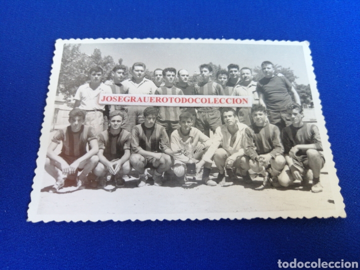 Fotografia antica: FUTBOLISTAS BLAUGRANAS CON COPA A&Ntilde;O 1960 FOTOGRAF&Iacute;A ANTIGUA