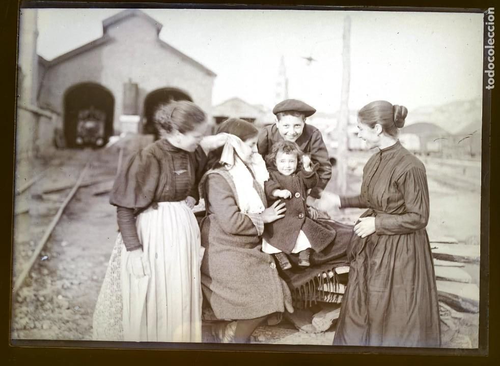 Antique Photography: FOTOGRAFIA DE CRISTAL EN NEGATIVO DE FAMILIA DEPOSITO LOCOMOTORAS FERROCARRIL EN MEDINA DE RIOSECO (