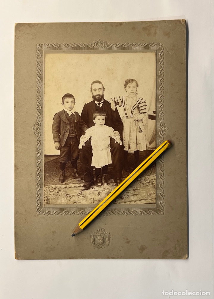 Antique Photography: FOTOGRAF&Iacute;A ESCENA FAMILIAR. Fotografo casa real? Huella troquelada (fin siglo XIX)