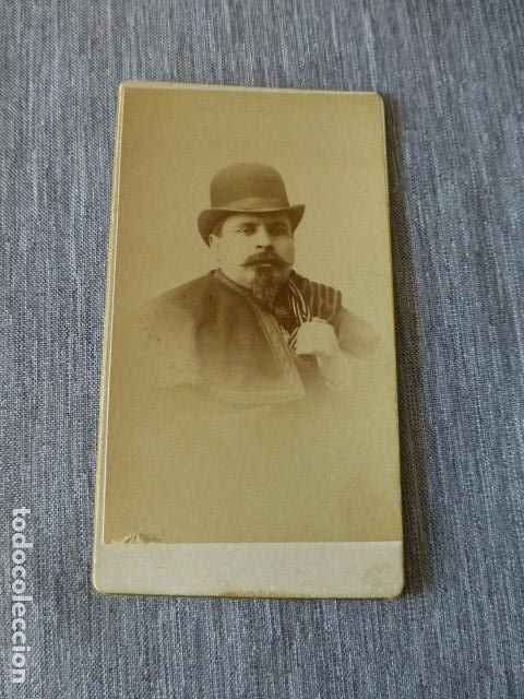 Fotografia antica: RETRATO DE HOMBRE CON BOMBIN Y CAPA 5 X 8,5 CMTS