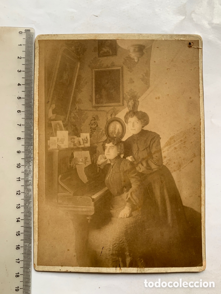 Fotograf&iacute;a antigua: FOTO ALBUMINA. ESCENA DE SAL&Oacute;N. DOS HERMANAS JUNTO AL PIANO. FOT&Oacute;GRAFO?. FINALES S. XIX.