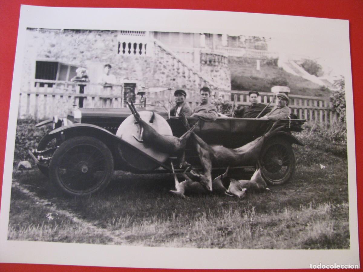 Fotografia antica: FOTOGRAF&Iacute;A DE UNOS CAZADORES CON AUTOMOVIL. IMAGEN A&Ntilde;OS 20, PAPEL A&Ntilde;OS 70 O 80. VIETNAM.
