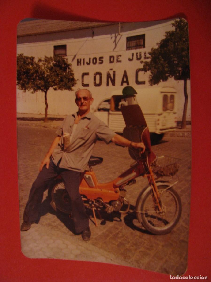 Fotografia antica: FOTOGRAFIA DE UN HOMBRE CON UN CICLOMOTOR MOBYLETTE. 1979. FOTO MUDO, LA PALMA. 12,5X9 CM.