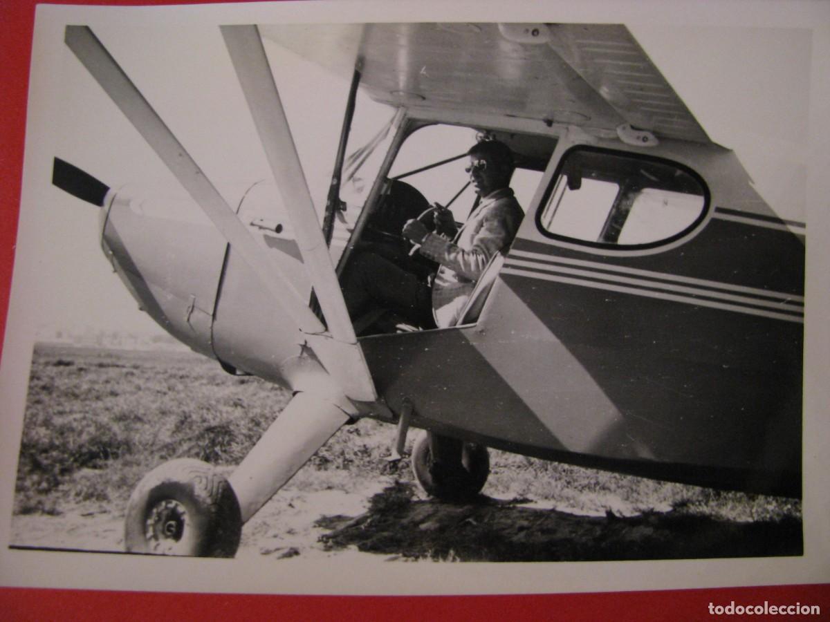 Fotografia antica: FOTO DE UN HOMBRE EN UN AVION STINSON VOYAGER. 11X7,5 CM.