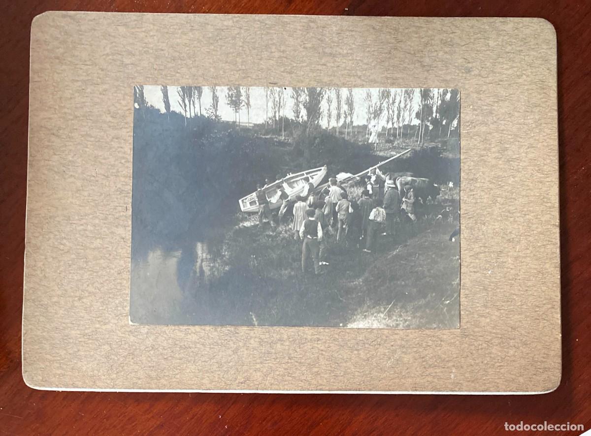 Fotografia antica: FOTOGRAFIA DE LA DESCARGA DE BARCA EN LAGO, POSIBLEMENTE EN EL NORTE DE ESPA&Ntilde;A, MIDE 18 X 13 CMS.