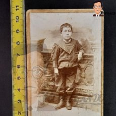 Fotografía antigua: NIÑO POSANDO DE PIE - FOTO ANTIGUA ESTUDIO CIRCA 1890 - W. POLAK BARCELONA