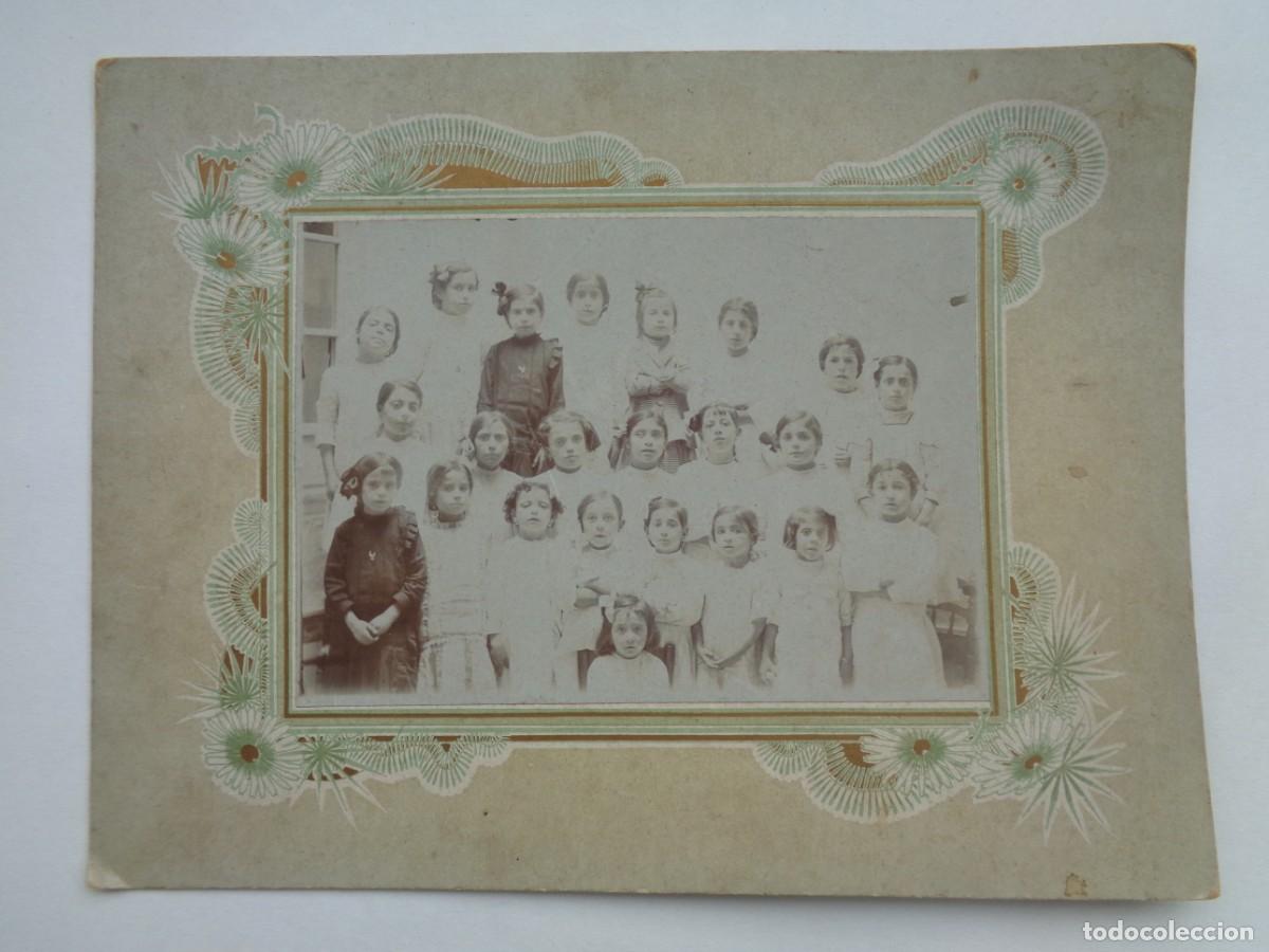 Fotografia antiga: PRECIOSA FOTO ESCOLAR DEL SIGLO XIX: NI&Ntilde;AS POSANDO, DOS DE LUTO .... 21,5 X 28,5 CM