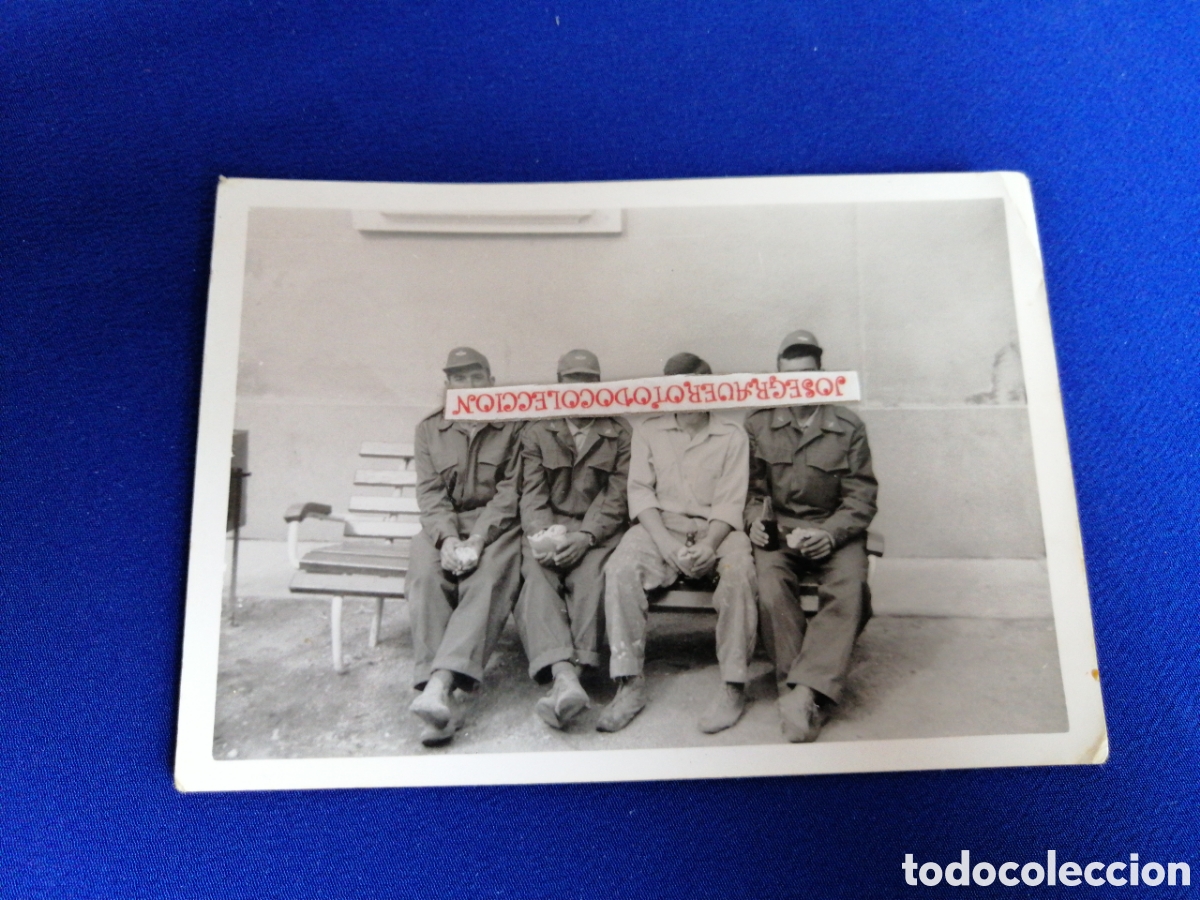 Alte Fotografie: MILITARES ALMORZANDO EN LA PUERTA DE LA CANTINA FOTOGRAF&Iacute;A ANTIGUA