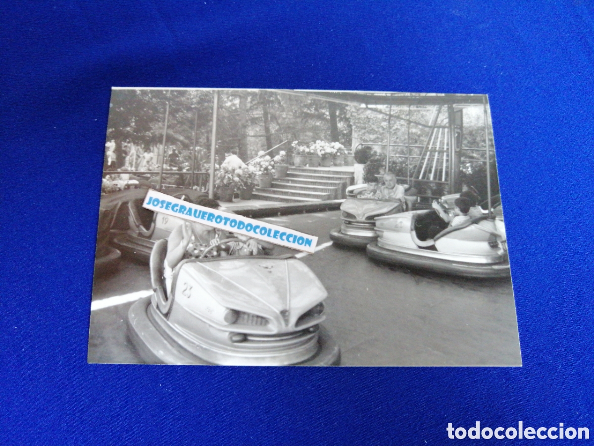 Fotografia antiga: PARQUE DE ATRACCIONES FERIA AUTOS DE CHOQUE CON MODELOS FOTOGRAF&Iacute;A ANTIGUA
