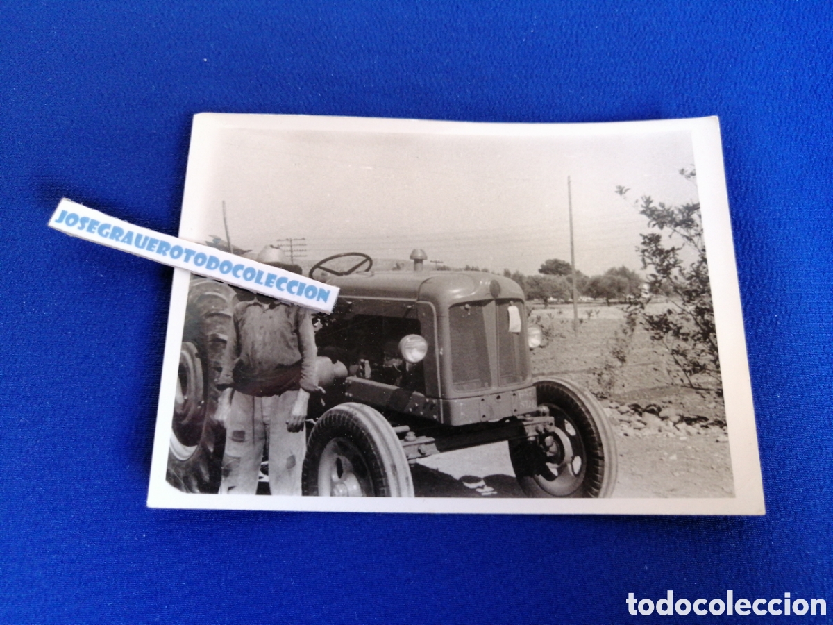 Fotografia antica: TRACTOR CON AGRICULTOR FOTOGRAF&Iacute;A ANTIGUA