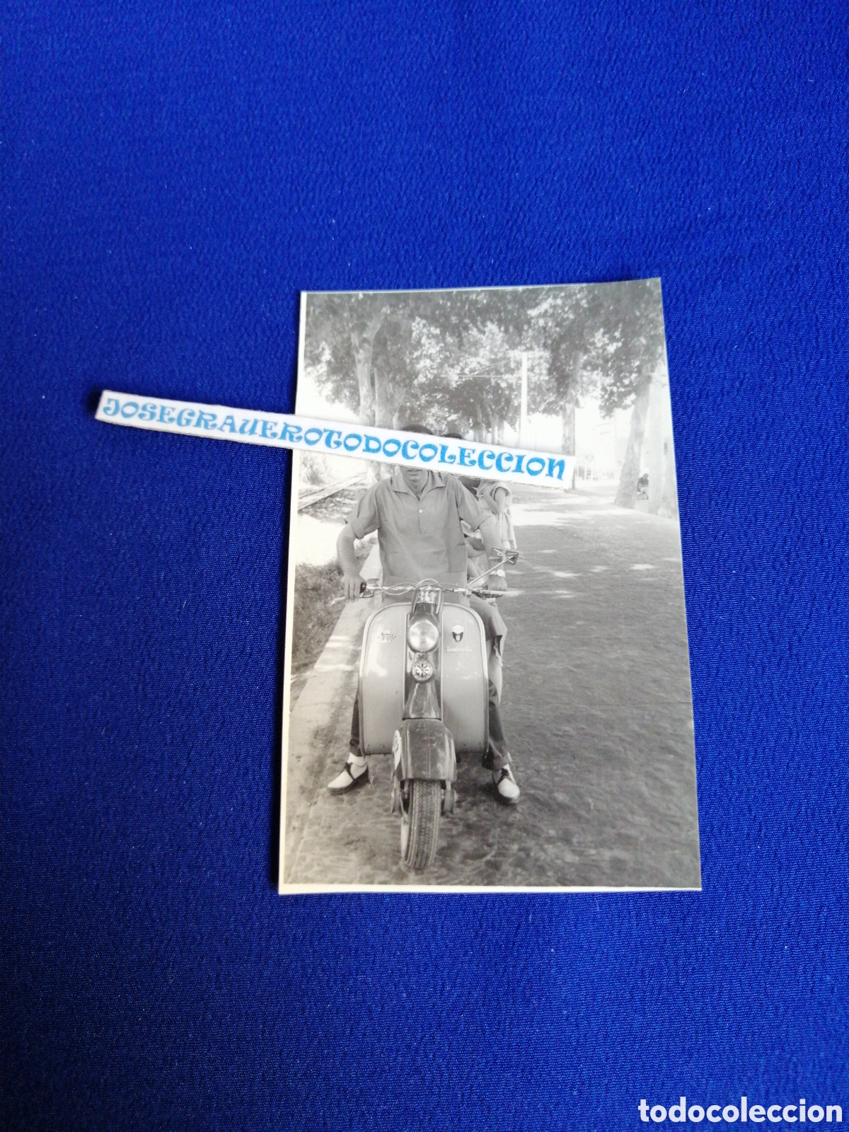 Fotografia antica: MOTOVESPA CON MODELOS FOTOGRAF&Iacute;A ANTIGUA