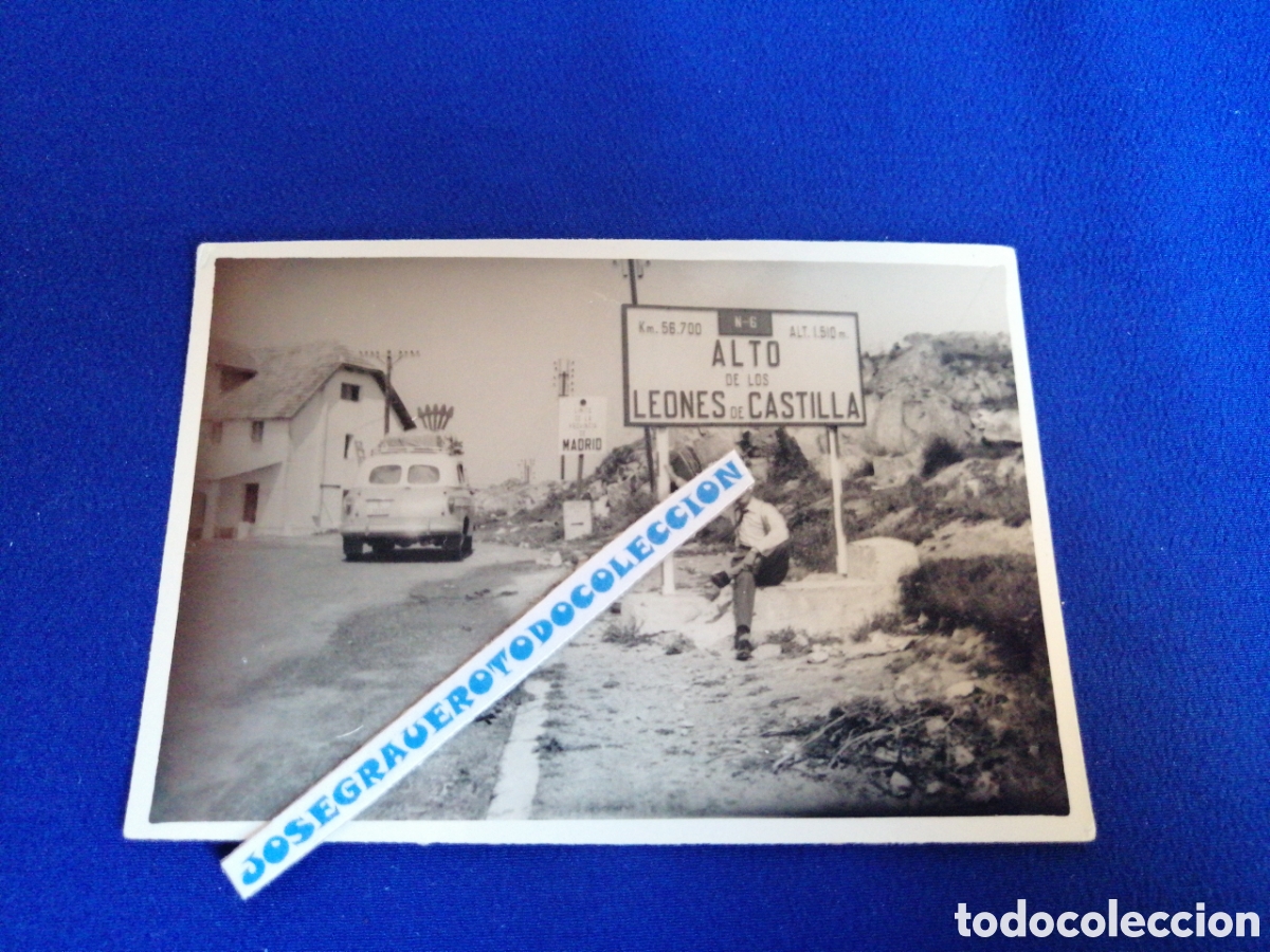 Fotografia antica: ALTO DE LOS LEOB3D DE CASTILLA CARTEL JUNTO A MODELO FOTOGRAF&Iacute;A ANTIGUA