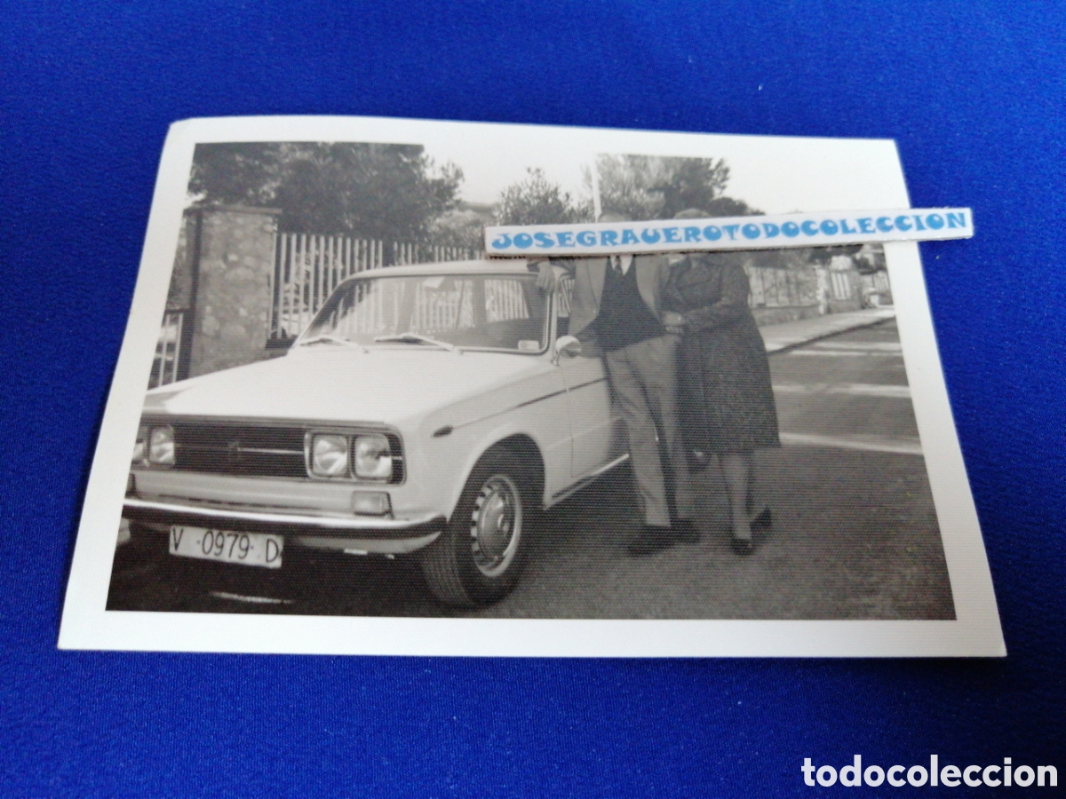 Fotografia antica: SEAT COCHE ANTIGUO CON MODELOS MATR&Iacute;CULA DE VALENCIA FOTOGRAF&Iacute;A ANTIGUA