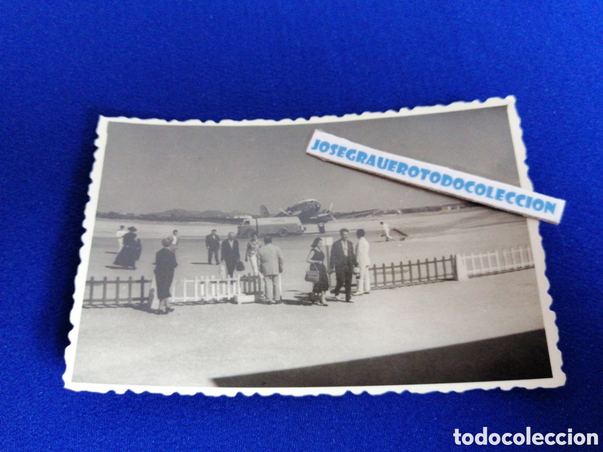Fotografia antica: AEROPUERTO AVION EN PISTA CAMI&Oacute;N CAMPSA FOTOGRAF&Iacute;A ANTIGUA