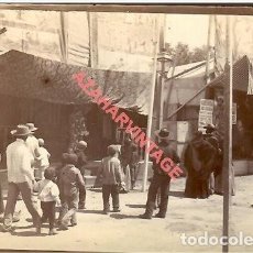 Fotografía antigua: ALBUMINA, SEVILLA, HACIA 1898, FERIA DE ABRIL, CARTEL GUERRA DE CUBA, RARISIMA, 90X65MM. Lote 382686824