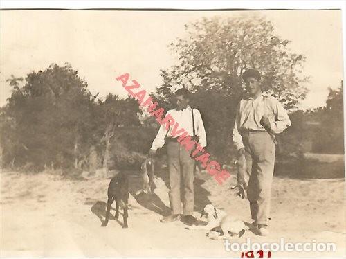Antique Photography: 1921, ANTIGUA FOTOGRAFIA CAZADORES CON CONEJOS CAZADOS, 90X65MM