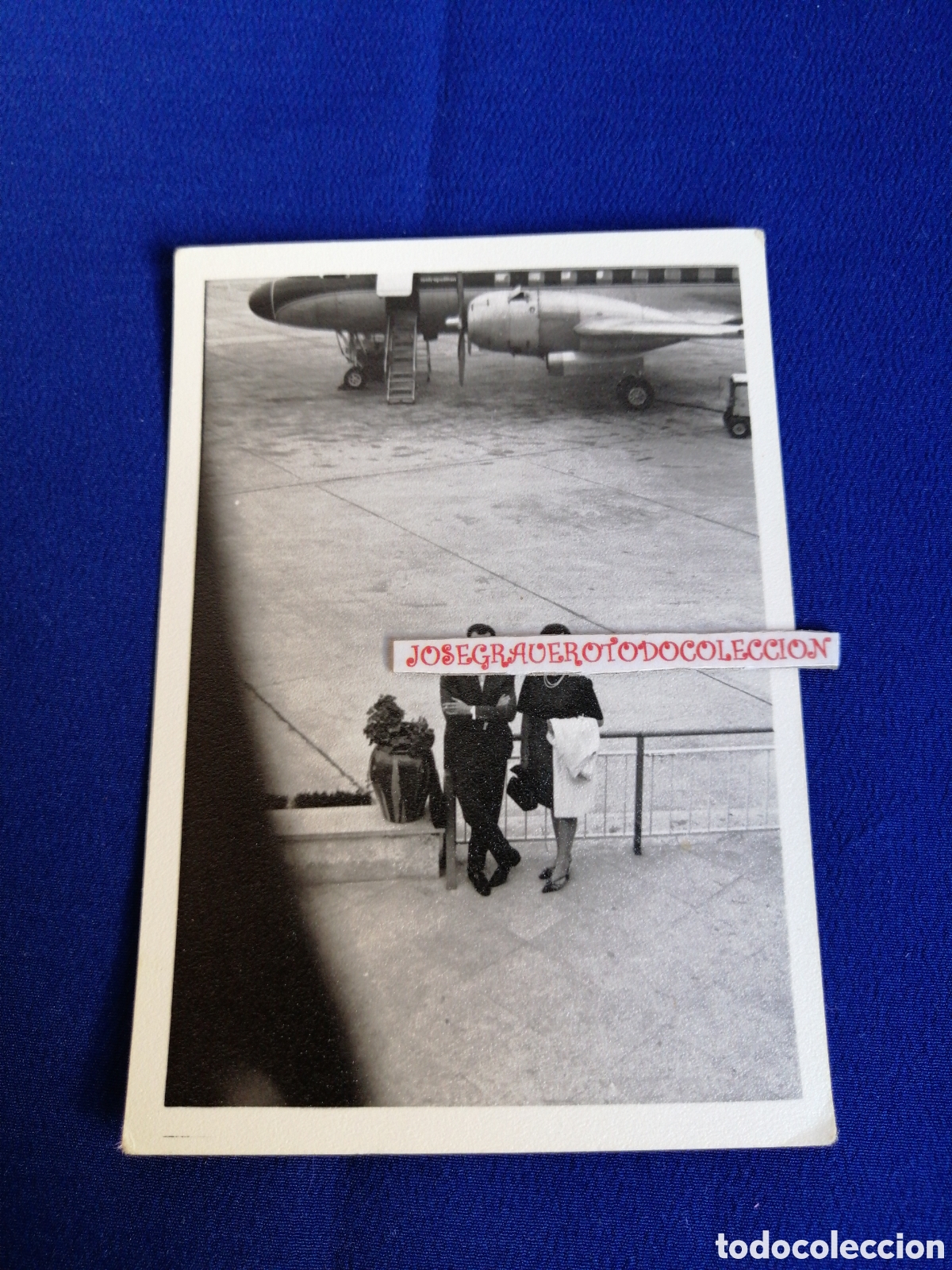 Fotograf&iacute;a antigua: AEROPUERTO AVION EN PISTA CON MODELOS FOTOGRAF&Iacute;A ANTIGUA