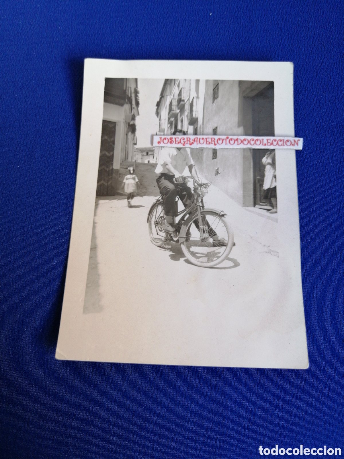 Fotograf&iacute;a antigua: BICICLETA ANTIGUA CON MODELO POSANDO FOTOGRAF&Iacute;A ANTIGUA