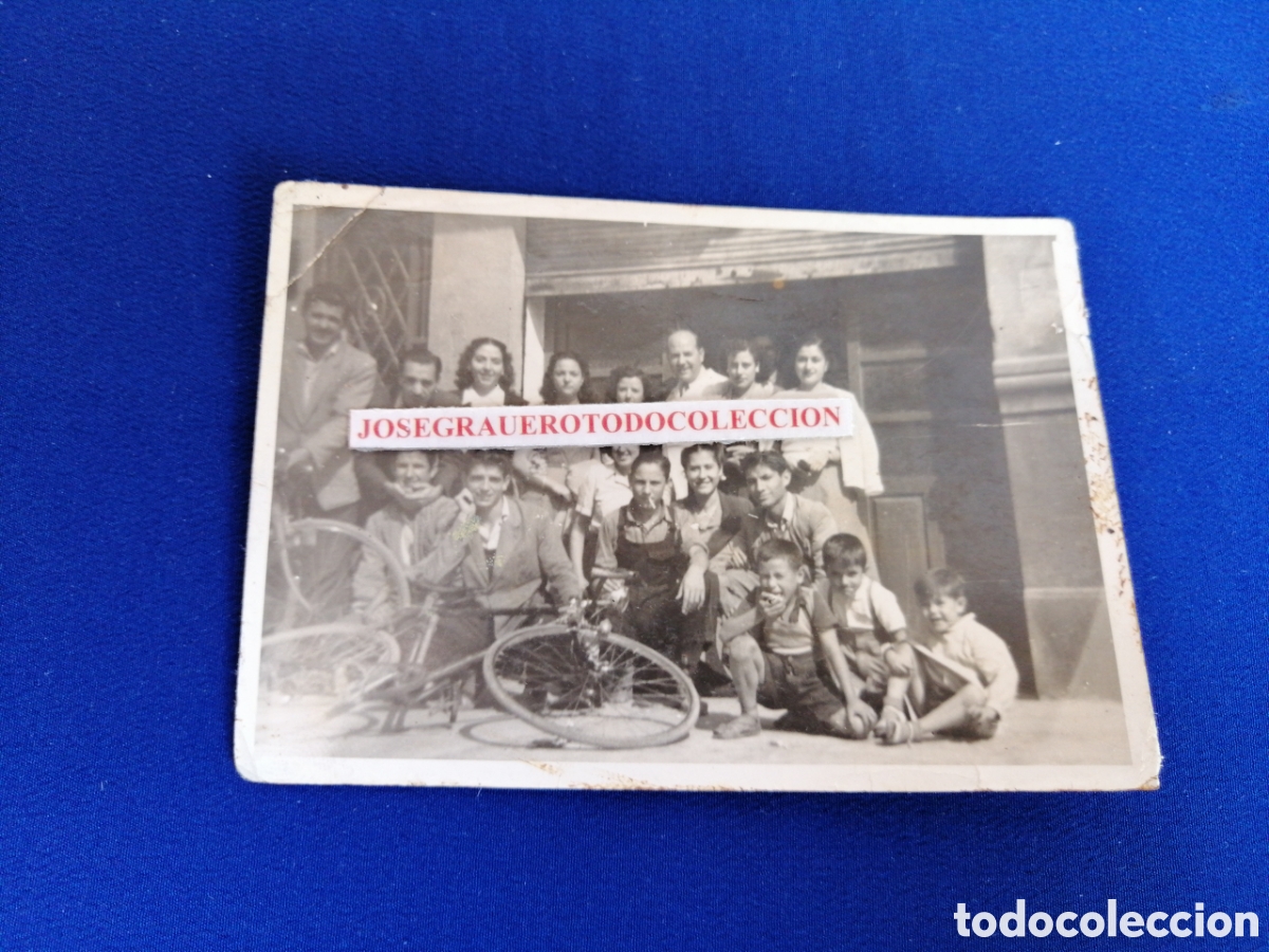 Fotograf&iacute;a antigua: BICICLETA CON MODELOS POSANDO FOTOGRAF&Iacute;A ANTIGUA