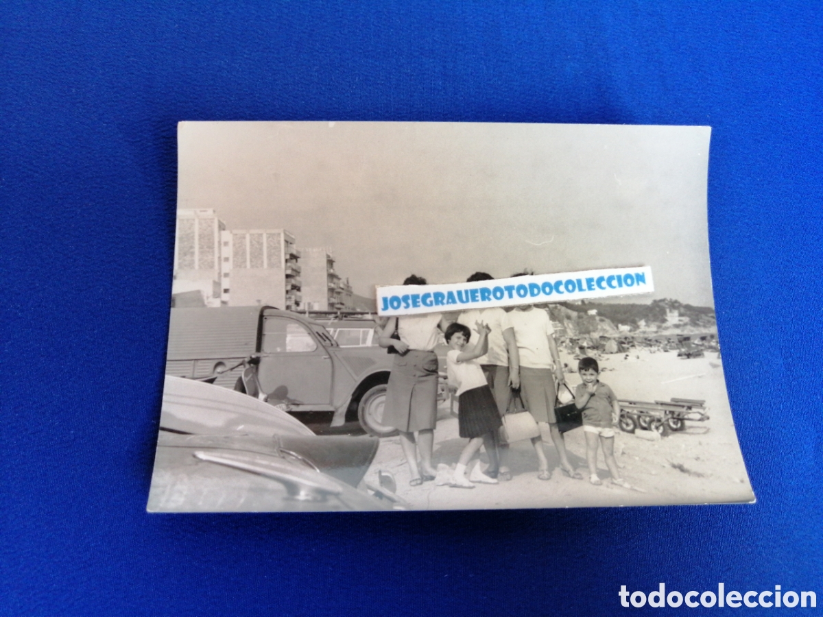 Fotografia antica: PLAYA CON MODELOS MOTOVESPA CITROEN 2 CV