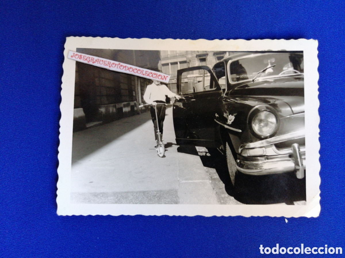 Fotografia antiga: NI&Ntilde;O CON PATINETE Y COCHE ANTIGUO FOTOGRAF&Iacute;A ANTIGUA
