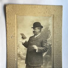 Fotografía antigua: CASTELLÓN. EL SR. BENEDITO LEYENDO EL PERIÓDICO … GERMAN COLON, FOTÓGRAFO… (H.1920?)