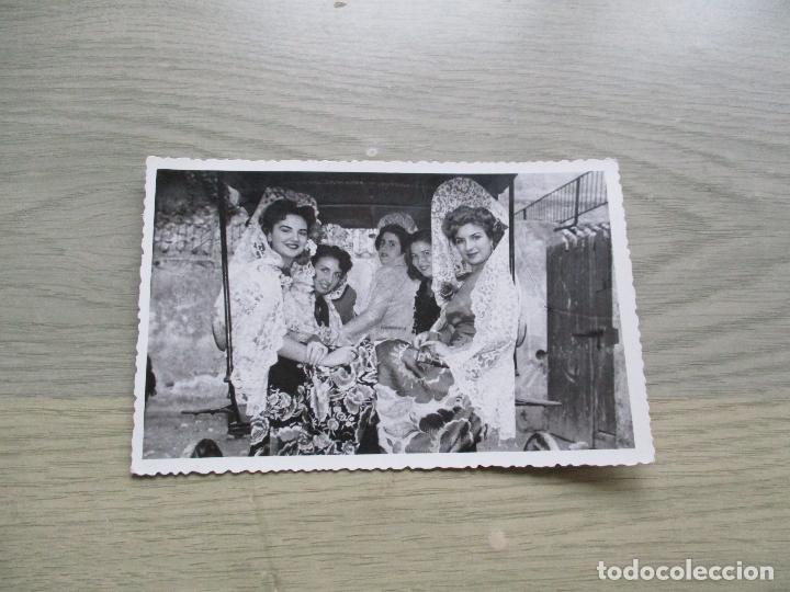 Fotograf&iacute;a antigua: ANTIGUA FOTO DE CARROZA CON SE&Ntilde;ORITAS-CARAVACA, 1950- CU&Ntilde;O DE FOT&Oacute;GRAFO DE MURCIA-8.5 X 13 CM.