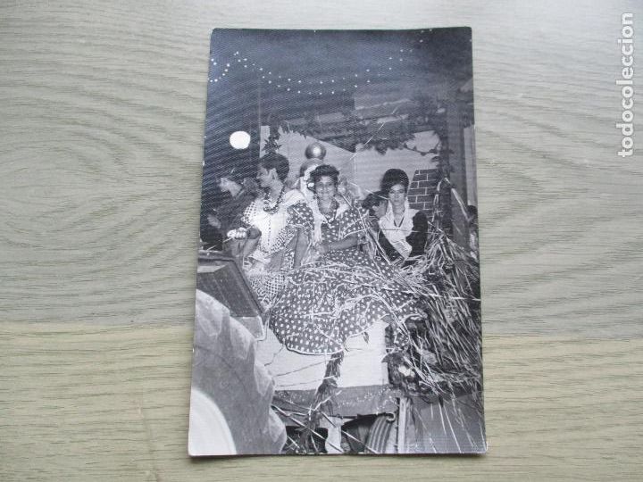 Fotografia antiga: ANTIGUA FOTO DE CARROZA CON SE&Ntilde;ORITAS-S/F-CU&Ntilde;O DE FOT&Oacute;GRAFO DE ALICANTE-14 X 9 CM.