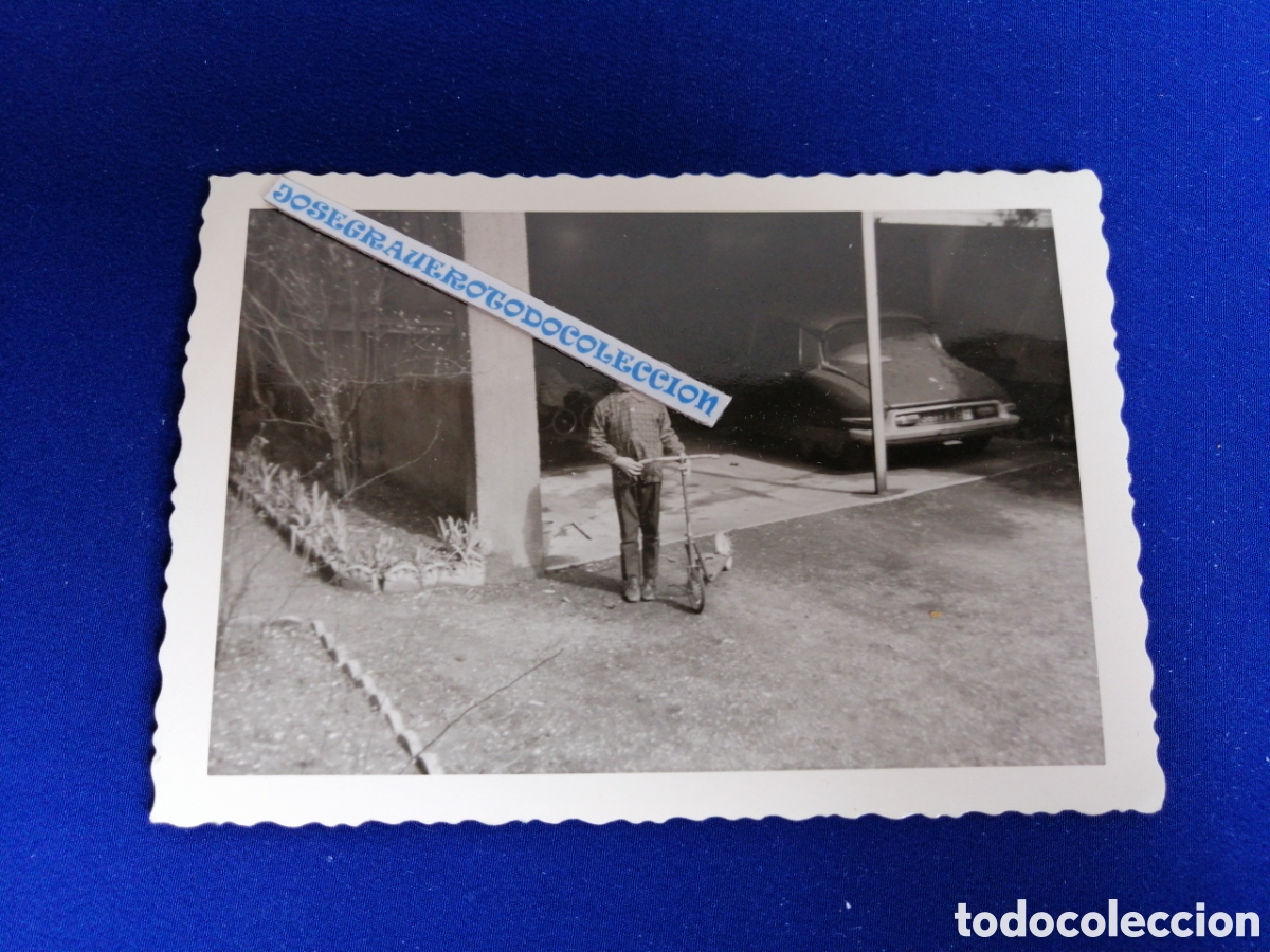 Photographie ancienne: NI&Ntilde;O MODELO CON PATINETE Y COCHE ANTIGUO FOTOGRAF&Iacute;A ANTIGUA