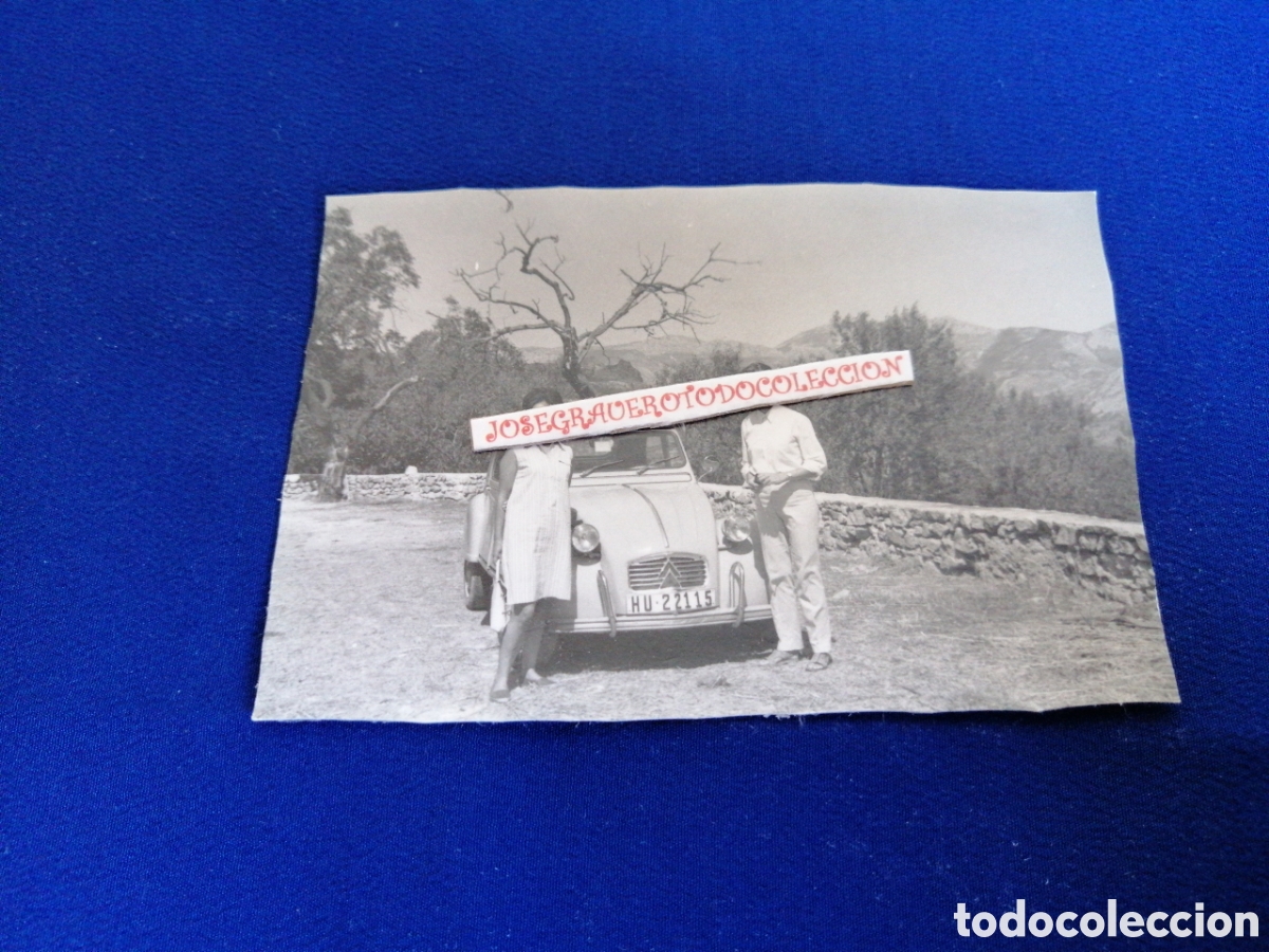 Fotograf&iacute;a antigua: CITROEN 2 CV CON MODELOS FOTOGRAF&Iacute;A ANTIGUA
