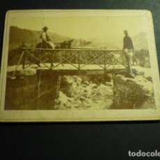Fotografía antigua: NAVACERRADA MADRID FOTOGRAFIA ALBUMINA HACIA 1880 HOMBRES EN PUENTE 9 X 12 CMTS. Lote 397612124