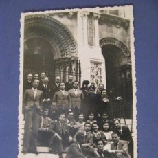 Fotografía antigua: FOTO DE UN VIAJE DE ESTUDIOS. ESTUDIANTES DE MÁLAGA. 1934. MADRID. CATEDRAL DE LA ALMUDENA.