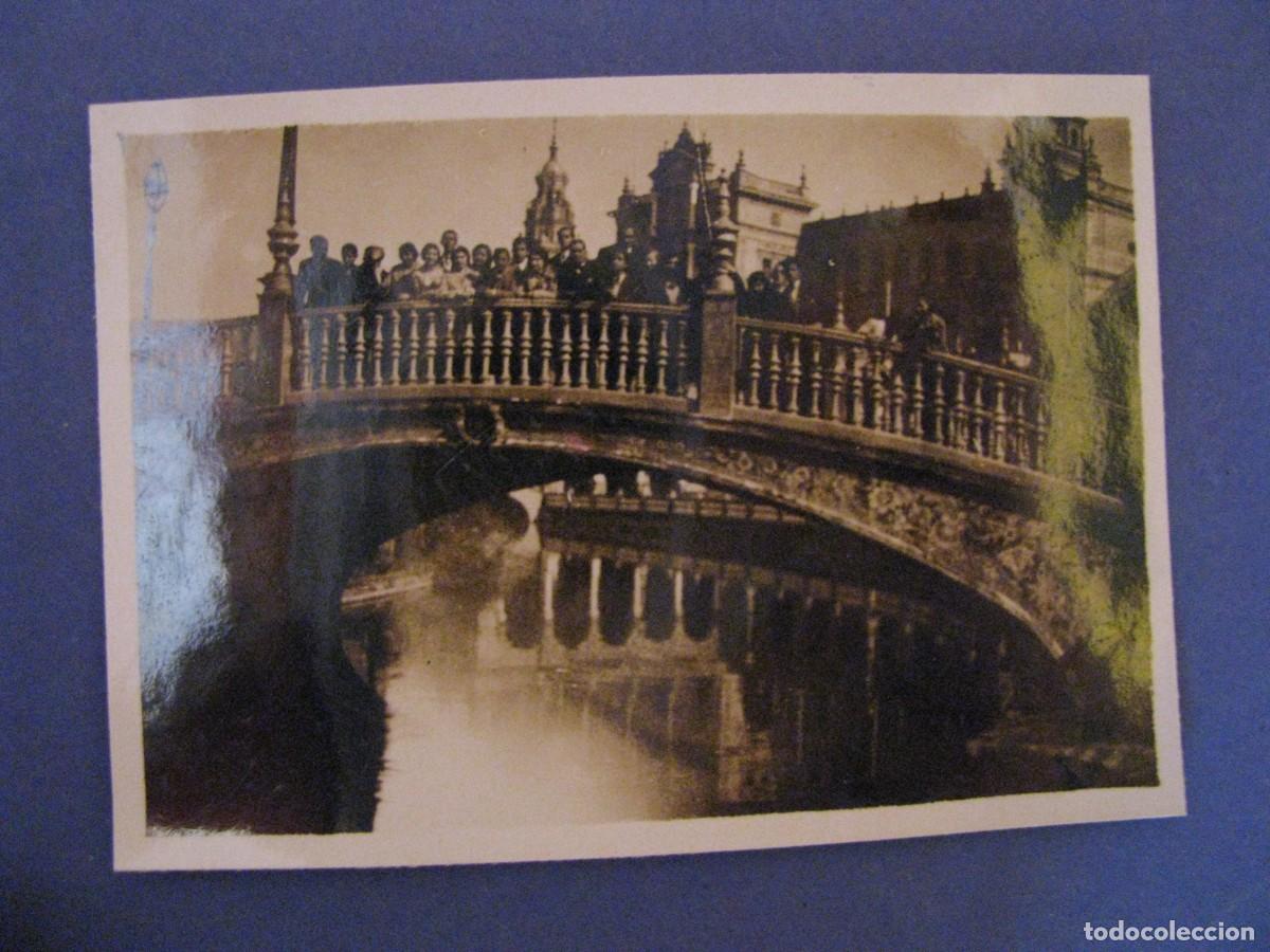 Photographie ancienne: FOTO DE UN GRUPO EN SEVILLA. PLAZA DE ESPA&Ntilde;A. 1932. 8,5X6 CM.