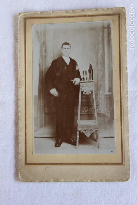 Fotografia antiga: FOTOGRAFIA SE&Ntilde;OR POSE CAFETERA Y BOTELLA, SIN AUTOR A&Ntilde;OS 20